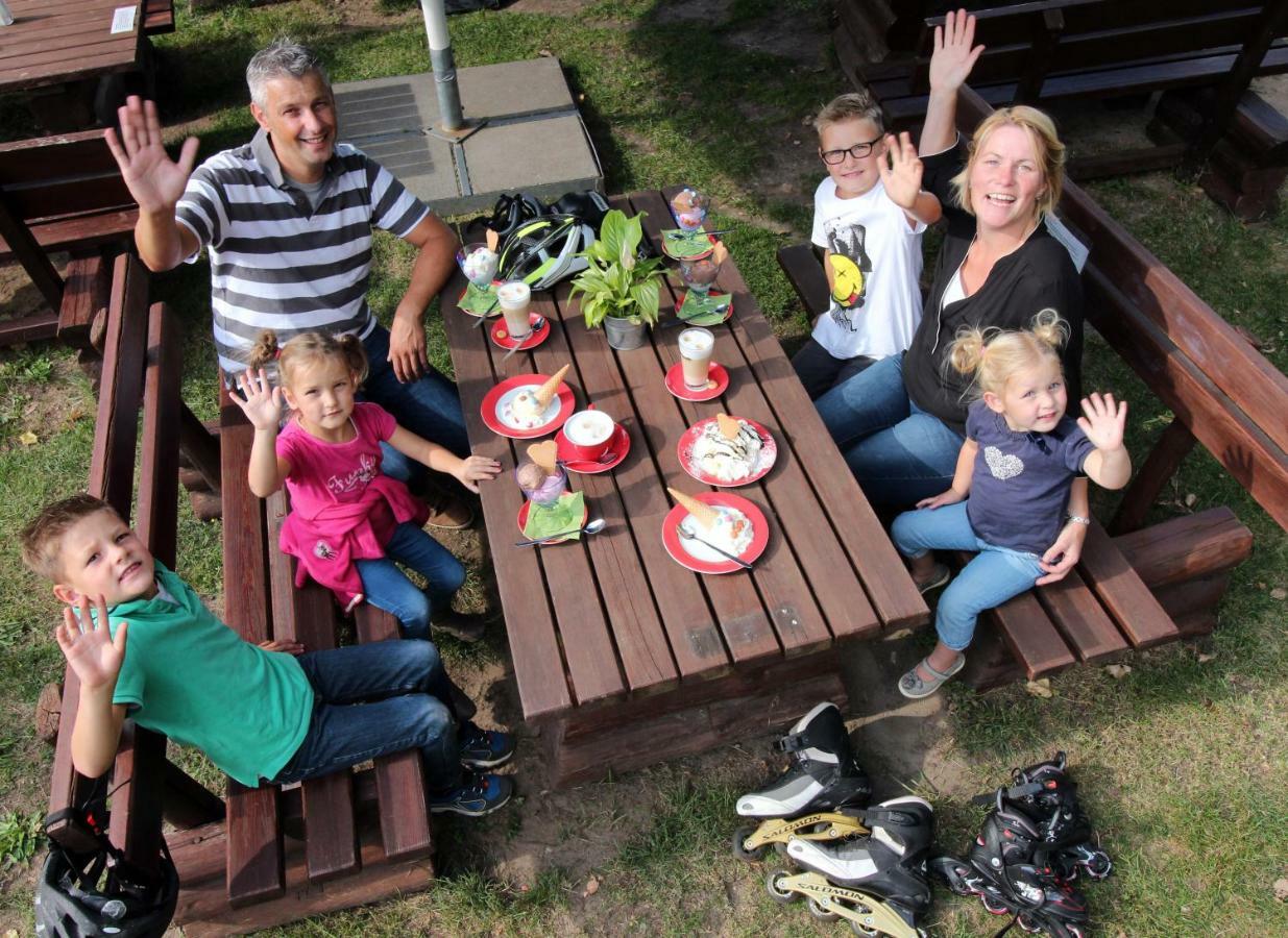 Familien- Und Freizeithotel Gutshaus Petkus Exteriör bild